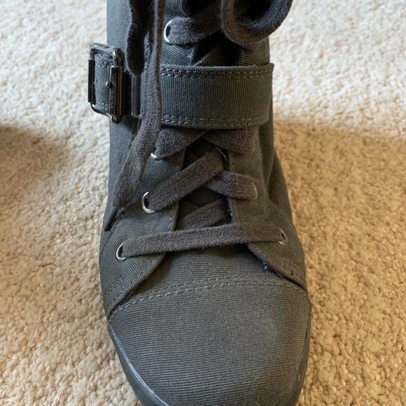 Simply Vera Wang Gray Sneaker Wedge Boots size 9 - Picture 4 of 9